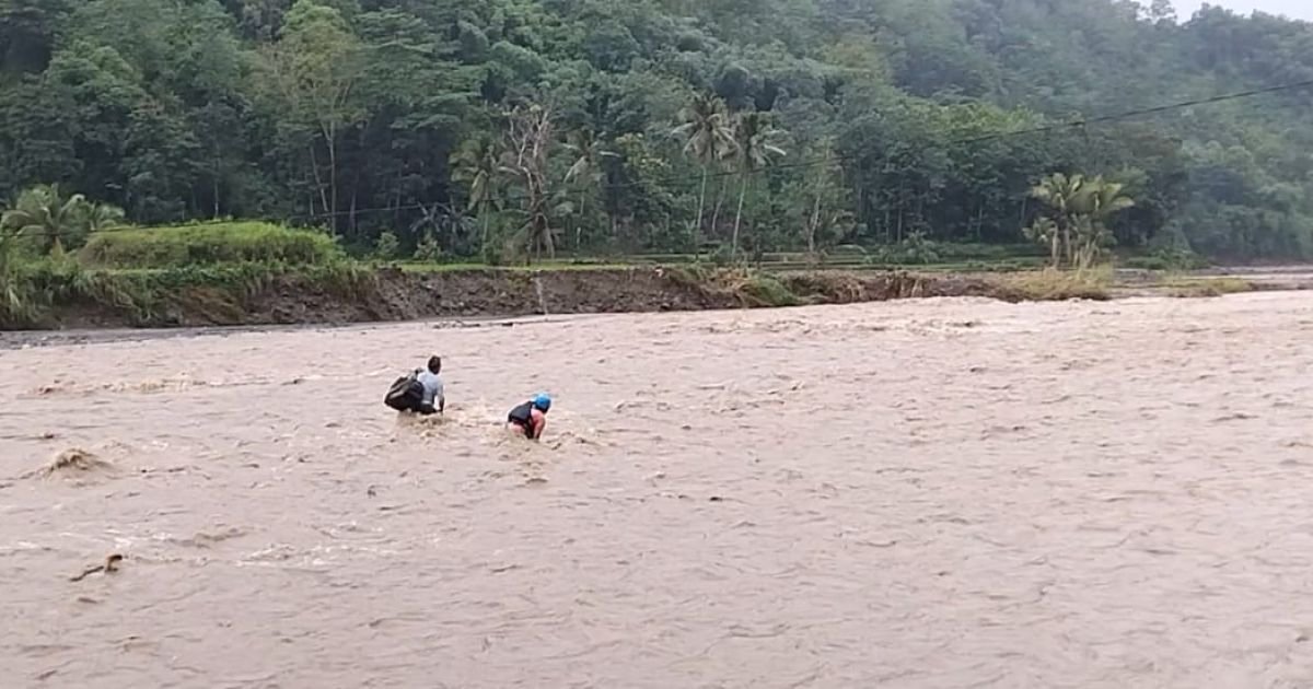 Keberanian Warga Lansia Warnai Evakuasi Banjir menyebrangi Sungai Cidadap