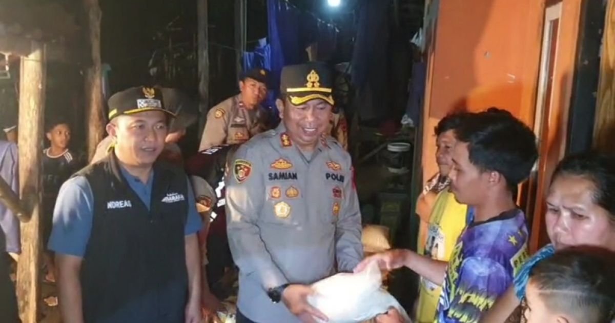 Respons Cepat Banjir Simpenan, Kapolres Sukabumi Prioritaskan Keselamatan Warga dan memberikan bantuan