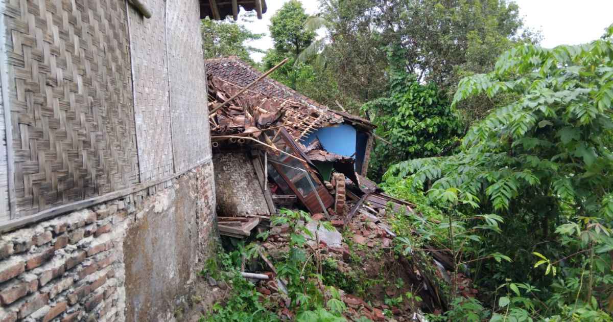 Apa Harus Menunggu Korban Jiwa? Rumah Retak Warga Gempol Dihuni Anak-anak, Janji Relokasi Tak Jelas