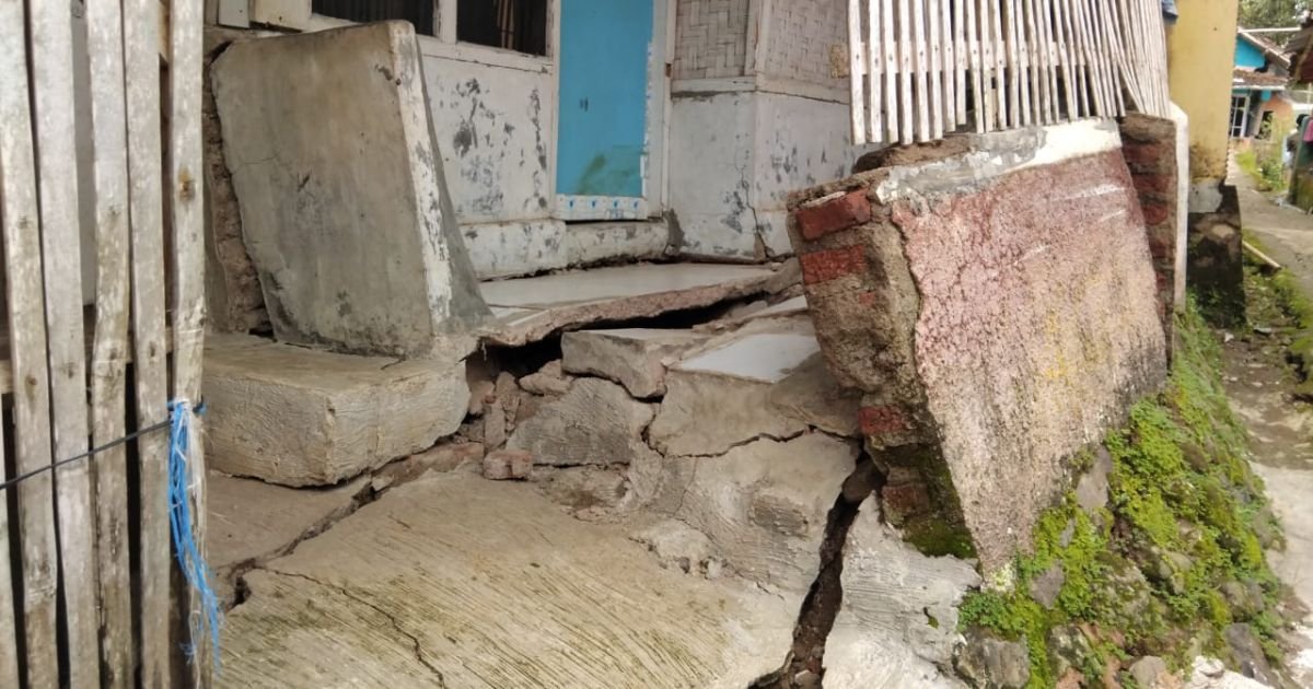 Pergeseran Tanah Kian Parah: Hujan Deras Ambrukkan 15 Rumah Warga Gempol Sukabumi