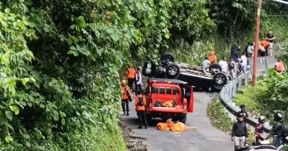 Mesin Kehilangan Tenaga, Mobil Keluarga Terbalik di Tanjakan Cisarakan