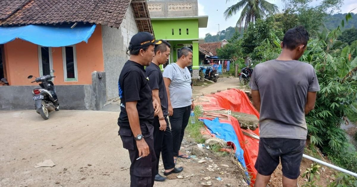 Instruksi Bupati dan Wakil Bupati Bogor, UPT Infrastruktur Irigasi Kelas A Wilayah V Langsung Bergerak Cepat Pasang Beronjong