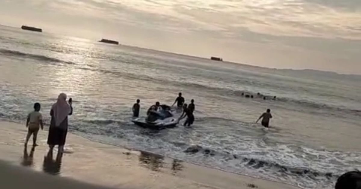 Insiden Jetski di Pantai Buffalo, Dua Wisatawan Dilarikan ke Rumah Sakit
