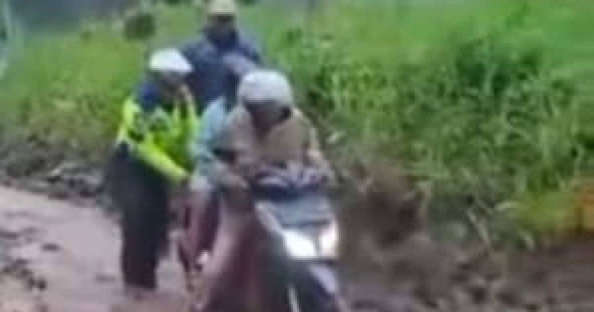 Polantas Sukabumi Bergerak Cepat, Evakuasi Kendaraan dan Warga di Tengah Longsor Simpenan