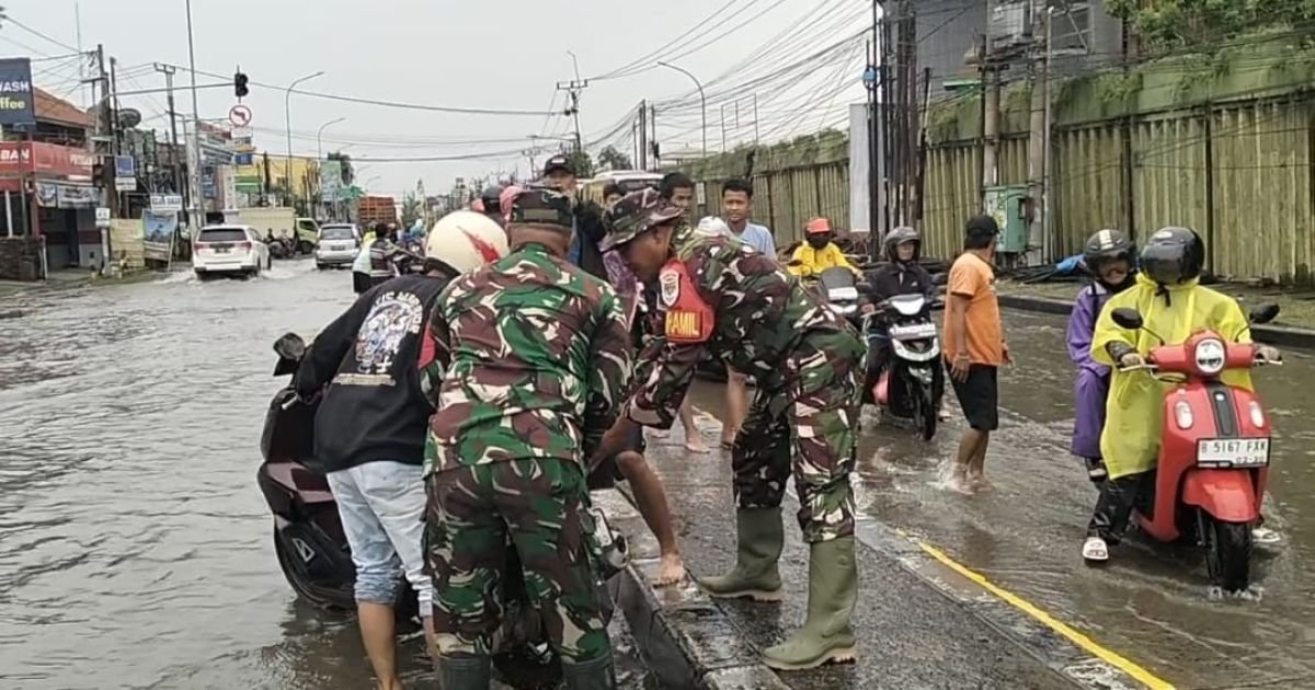 Pantura Bekasi Tergenang, Danramil Cibitung Turun Langsung Pantau Lokasi