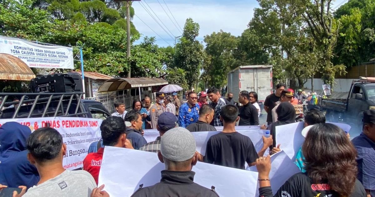 Tuntut Relokasi Segera, Orangtua Murid SMAN 5 Pematangsiantar Gelar Aksi Unjuk Rasa dan Bakar Ban