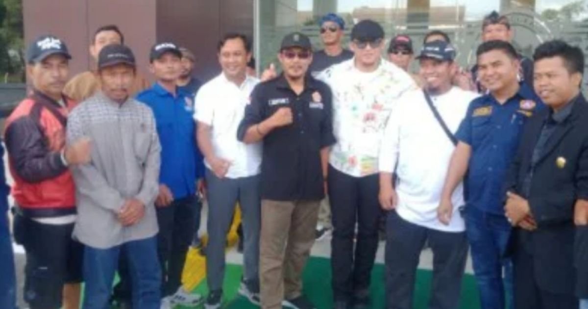 Kawal Sidang Sengketa Lahan, Ratusan Warga Penuhi PN Karawang