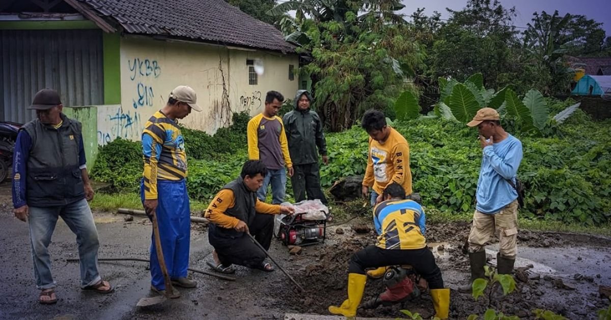Gerak Cepat, UPTD PU Jampang Kulon Tangani Jalan Amblas di Ruas Surade-Kadaleman