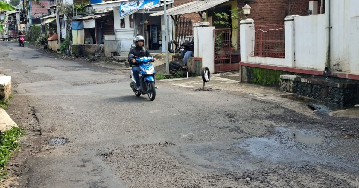 Jalan Berlubang di Garut Bahayakan Pengendara, Warga Pasang Ban Bekas sebagai Penanda