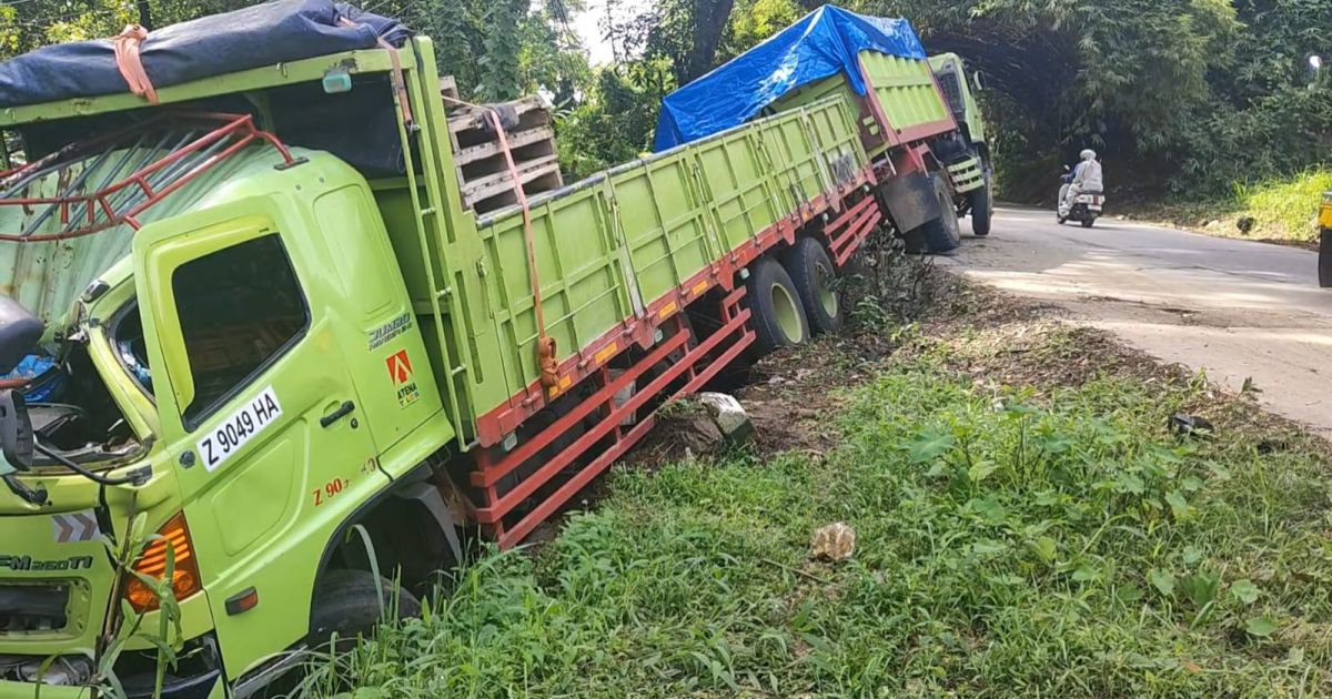 Truk Tronton Terperosok di Tanjakan Mengker dan Ditinggal Sopir