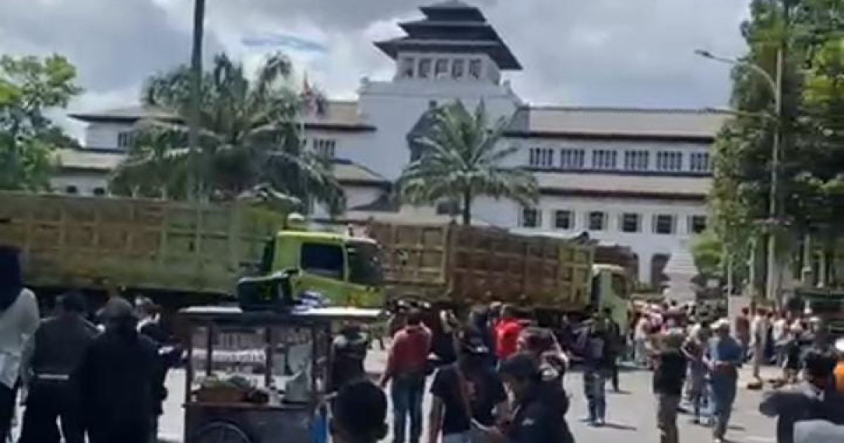 Warga Terdampak dan Aliansi Transporter Gelar Aksi di Gedung Sate, Desak Gubernur Dedi Mulyadi
