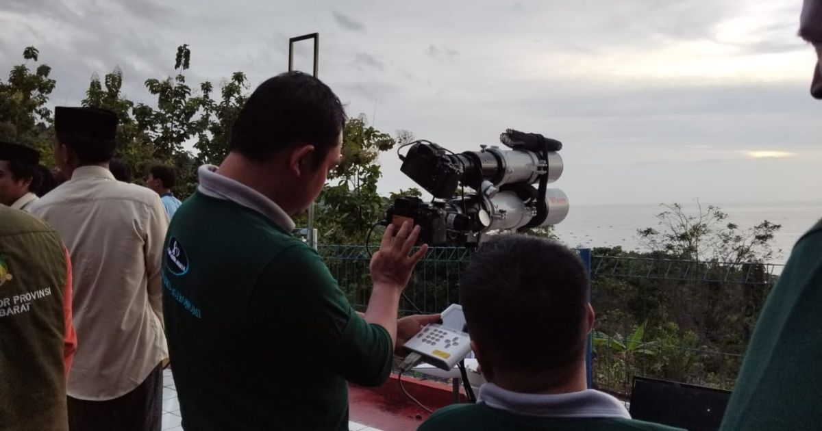 Menanti Awal Ramadan dari Tebing Cibeas, Tim Falak Bertahan di Tengah Awan Tebal