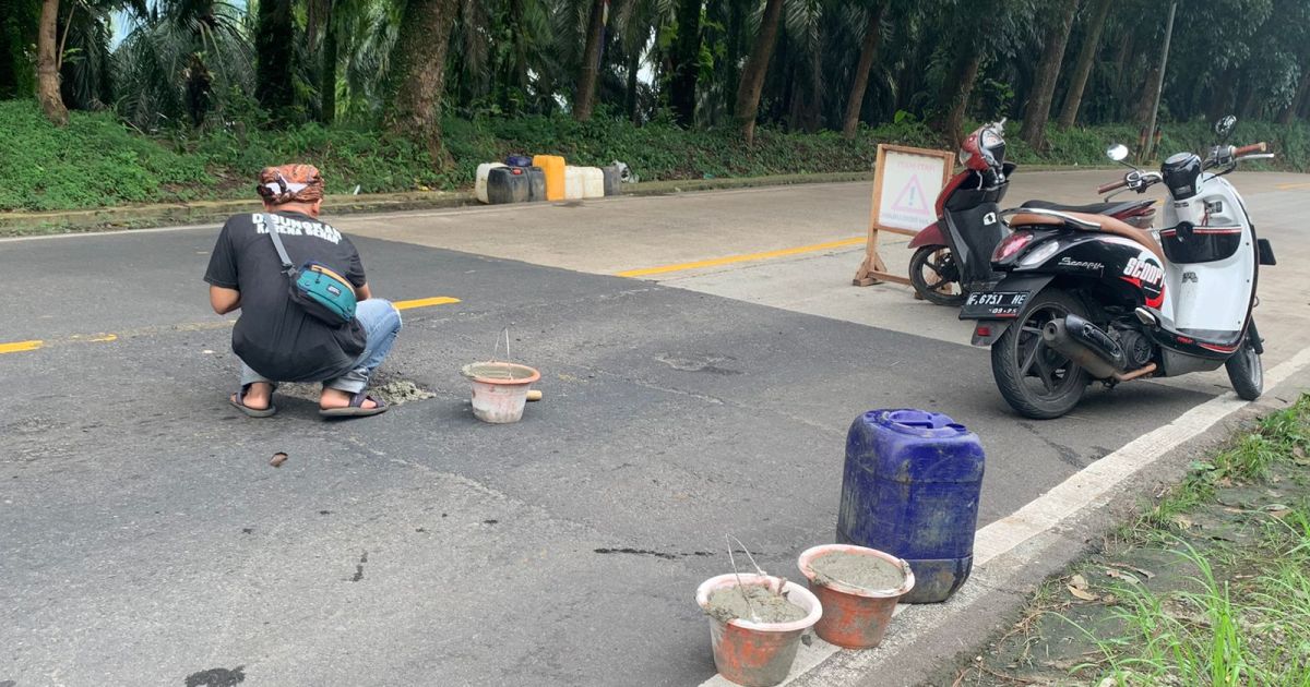 Aksi Nyata Sejumlah Pemuda Peduli Jalan Nasional Jasinga–Cigudeg: Simbol Kelalaian Negara, Rakyat Menambal, Pemerintah Menghilang