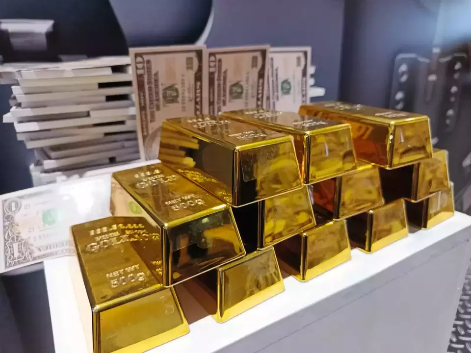 Dolar AS Loyo, Harga Emas Global Meroket di Tengah Ketidakpastian Kebijakan Tarif