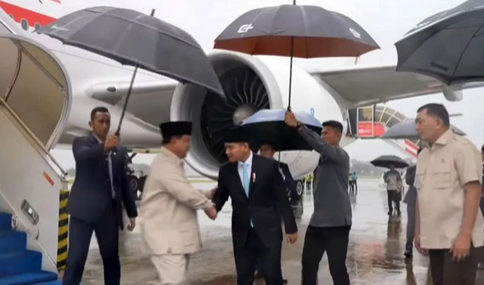 Misi Diplomasi Tiga Negara Tuntas, Gibran Sambut Hangat Prabowo di Halim