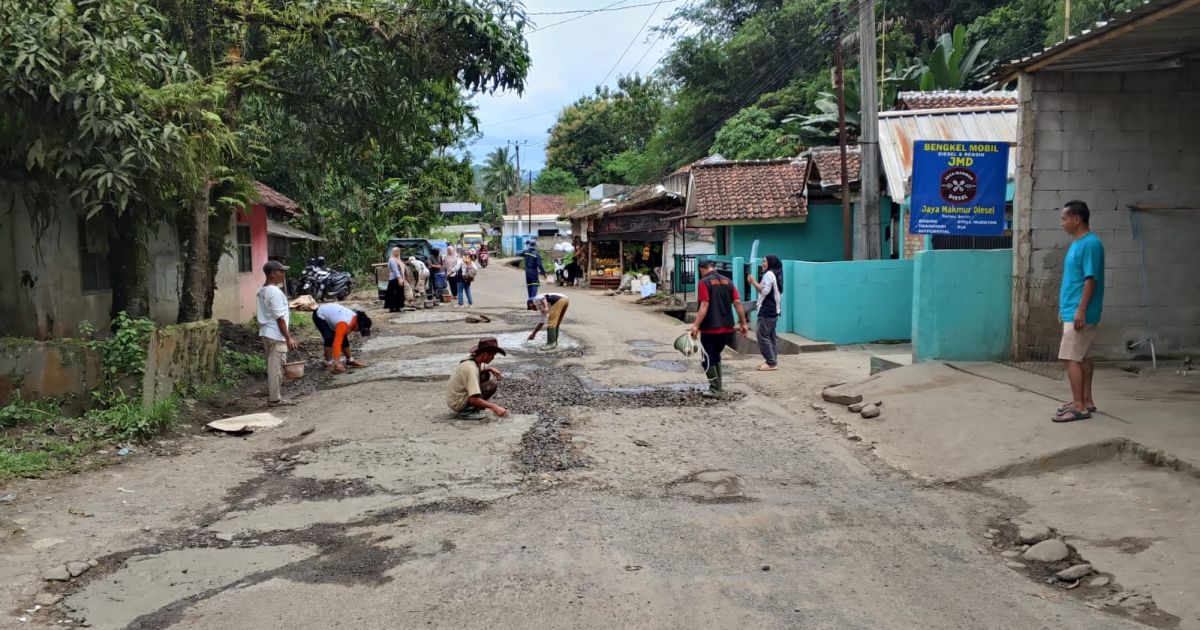 Emas Menggunung, Jalan Berlubang: Warga Nanggung Tambal Sendiri Ace Tabrani