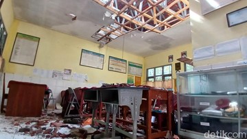 Angin Kencang Terjang Tasikmalaya, Bangunan Sekolah Ambruk Timpa Guru