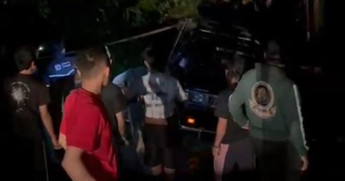 Lagi! Akibat Jalan Rusak Mobil Losbak Terperosok di Ruas Jalan Cibeber–Malasari, Penambalan Jalan Berlubang Ace Tabrani Belum Menyeluruh Diperbaiki?