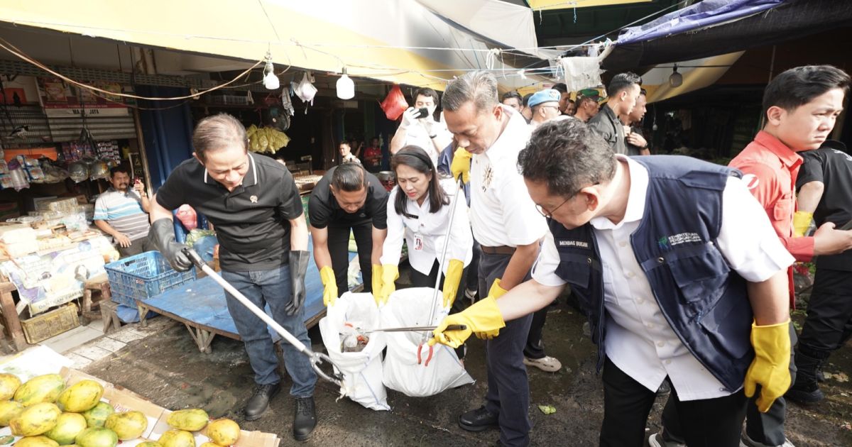 Mendag dan Menteri LH Bersihkan Pasar Kramat Jati, Pantau Harga Bapok