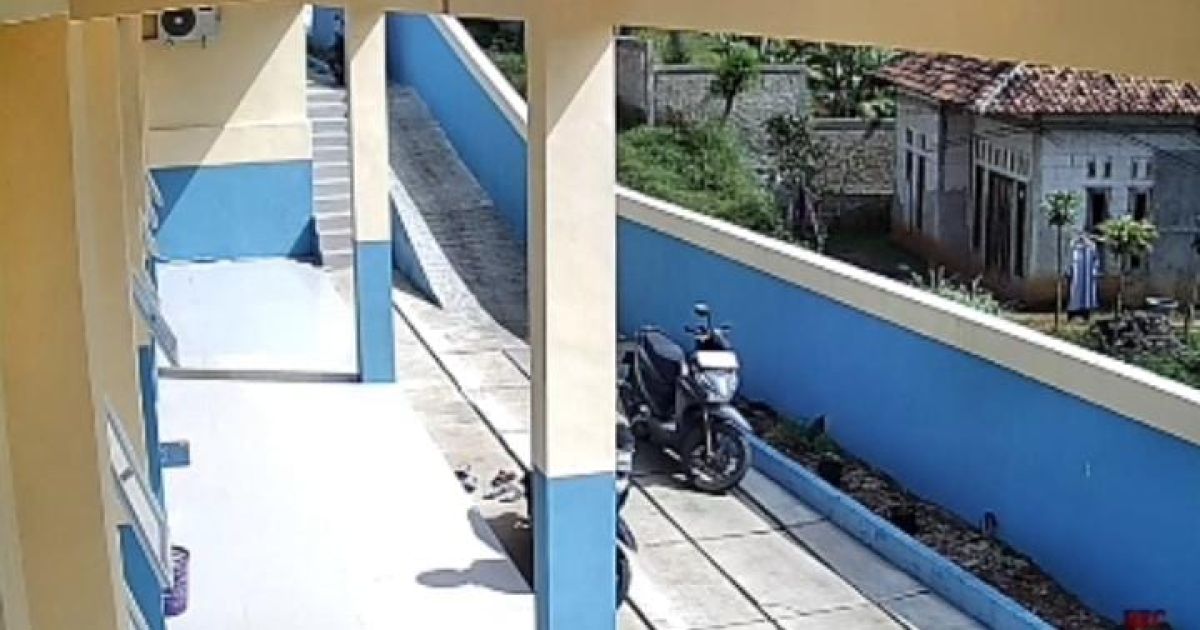 Motor guru PAUD Insan Cita Yayasan Baitul Ilmi yang hilang terekam CCTV.