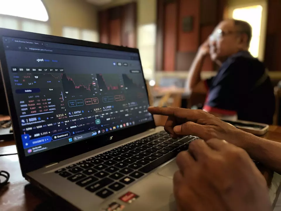 Pekan Kelam Pasar Modal: IHSG Ambles Hampir 6 Persen, Investor Waspada Risiko Koreksi Tajam