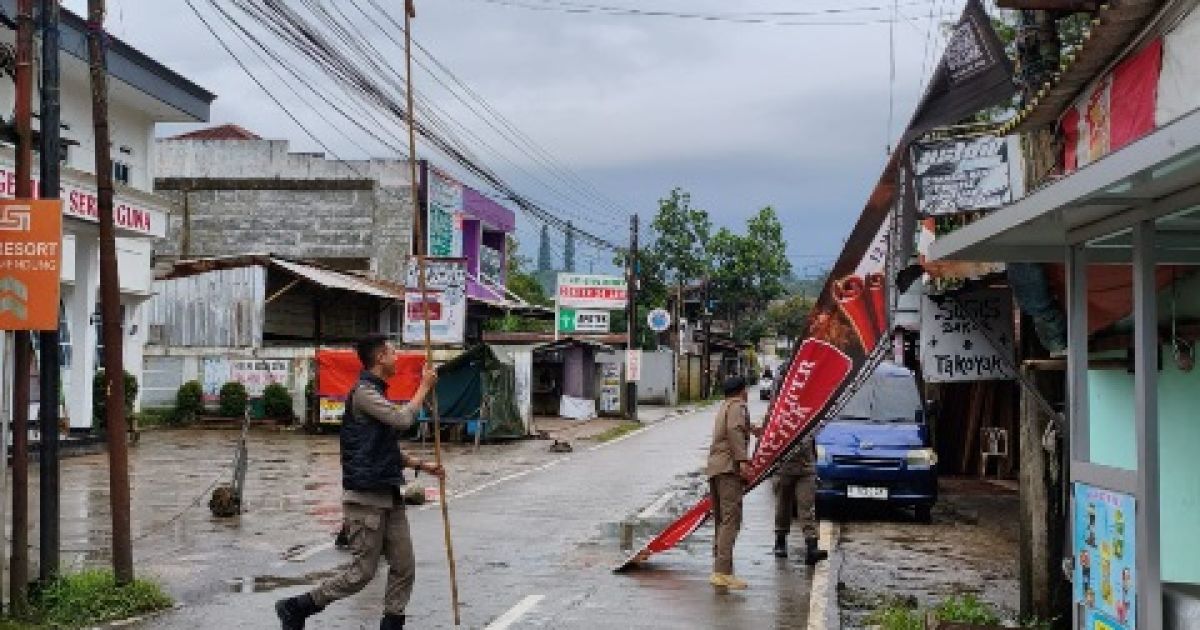 Trantib Megamendung Bersihkan Spanduk dan Bangunan Liar