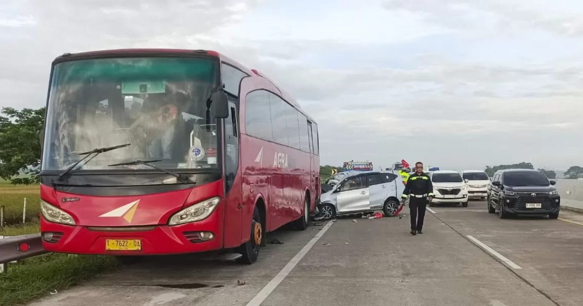 Tragedi Mudik di Tol Pejagan–Pemalang: Mobil Calya Hantam Bus, 4 Tewas 1 Balita Selamat