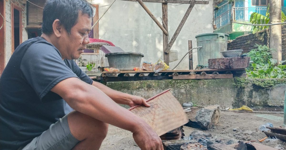 Pio Haryono Alias Marjon, Warga Mariuk yang Jago Bakar Ikan dengan Bumbu Sederhana.