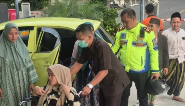 Detik-Detik Penuh Haru: Kapolsek Ciawi 'Buka Jalan' Darurat di Tengah Banjir Kendaraan Demi Selamatkan Ibu Melahirkan