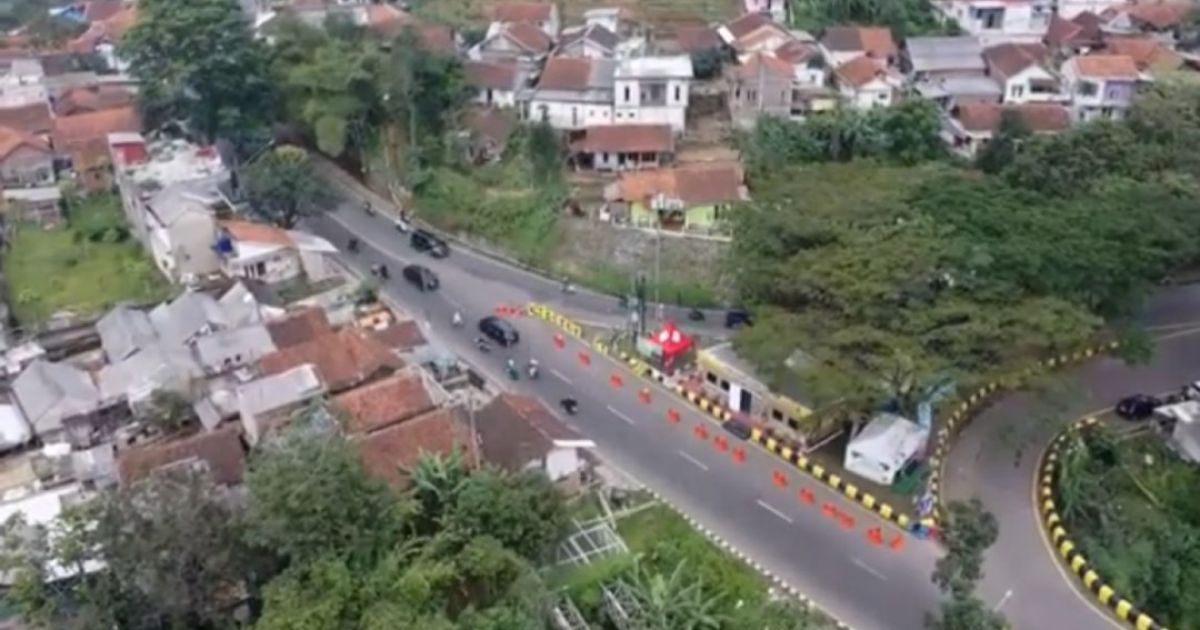 Pantauan Arus Lalu Lintas Simpang Nagreg Senin Siang: Ramai Lancar dan Cerah