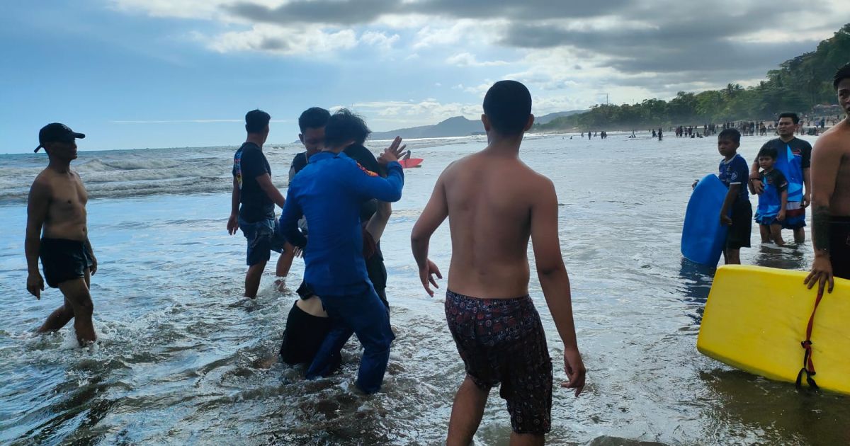 Ombak Pantai Karang Naya Hampir Renggut Nyawa Wisatawan.