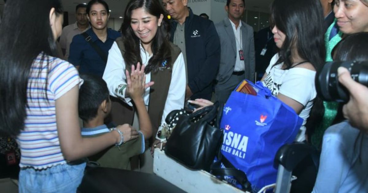 Tinjau Bandara Ngurah Rai, Menkomdigi Pastikan Akses Telekomunikasi Mudik 2026 Berjalan Lancar