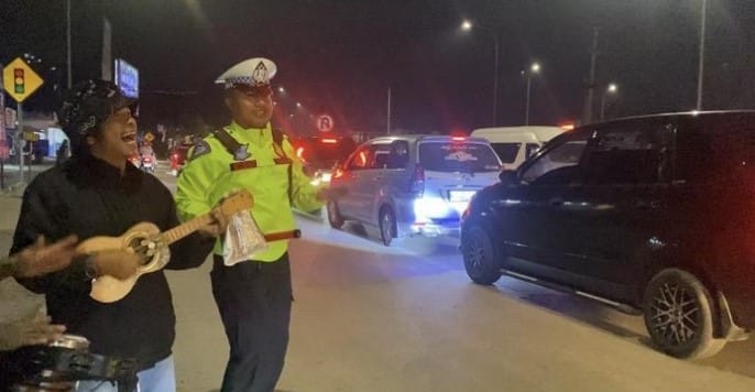 Momen Viral Polisi Sukabumi Ciptakan Suasana Santai di Tengah Kemacetan Menuju Palabuhanratu