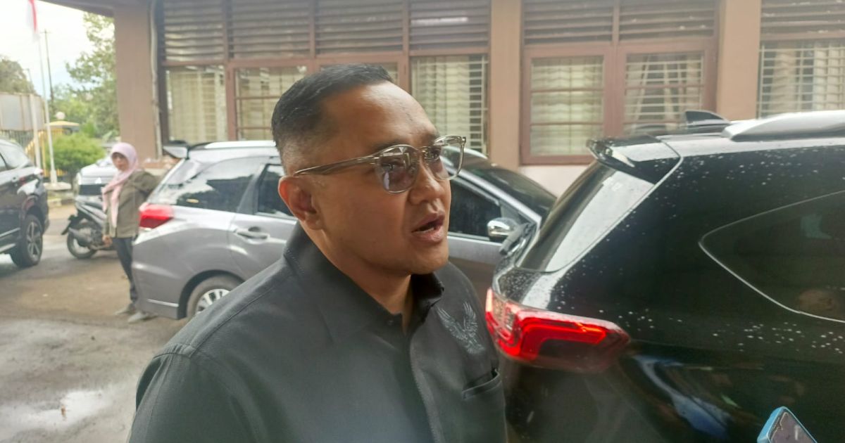 Wakil ketua DPRD Kab. Sukabumi, Yudha Sukmagara saat diwawancara wartawan