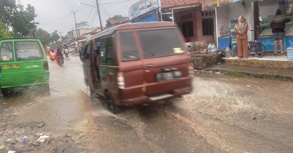 Musim Hujan, Jalan Barengkok-Karacak Kecamatan Lewiliang Kerap Banjir